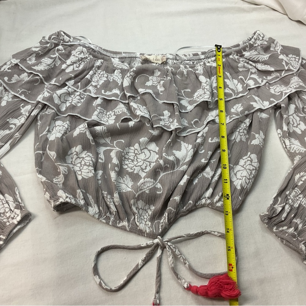 Altar'd State Women's Gray/White Puff Sleeve Crop Top Red Tassel Tie, Size M - Picture 8 of 8